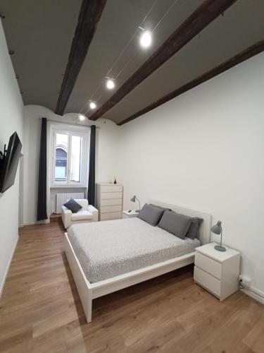 阿尔巴Arco Antico的白色卧室配有床和椅子