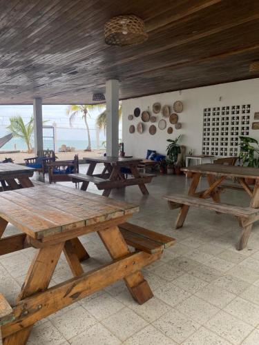 普拉亚布兰卡Casa Greca的一组野餐桌,位于一个海滩的房间