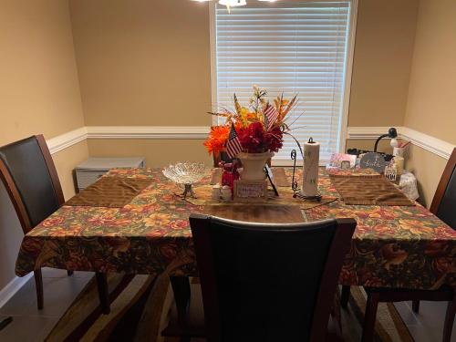 斯泰茨伯勒Home away from Home的餐桌,上面有桌布和鲜花