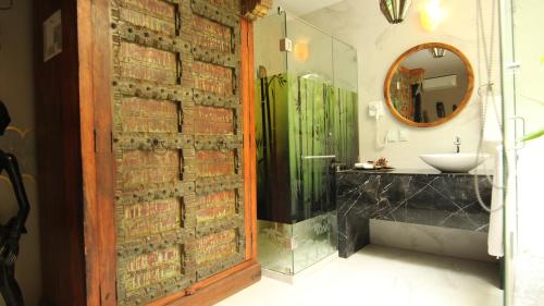 瓜达拉哈拉Ekléctic Hotel Boutique的一间带砖墙和水槽的浴室