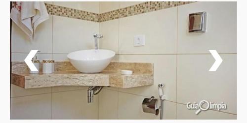 奥林匹亚Recanto Primavera的一个带白色碗水槽的柜台浴室