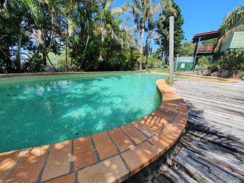 Mount GloriousMaiala Park Lodge的一个带木甲板的水池