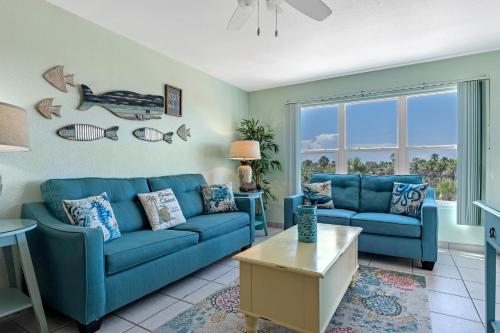 南帕诸岛Charming 1 Bedroom, 3 Minute Walk To The Beach Condo的客厅配有蓝色的沙发和桌子