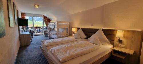 维林根Hotel Magdalenenhof inklusive MeineCardPlus的酒店客房,配有床和电视