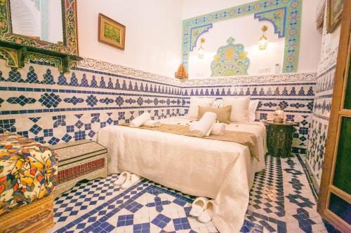 Fès al BaliPalais Fes Yahya的配有两张蓝色和白色瓷砖的客房