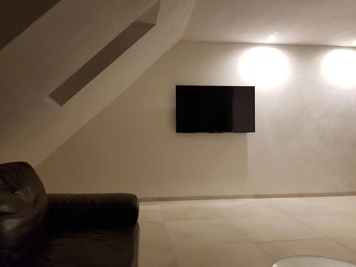 默讷塞Haus Soestblick - Ferienwohnung的客厅配有沙发和墙上的电视
