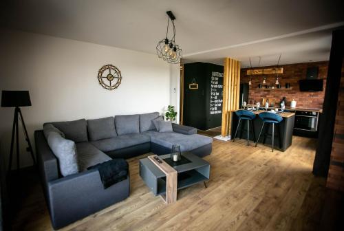斯拉沃尼亚布罗德Apartman PAOLA的客厅配有沙发和桌子