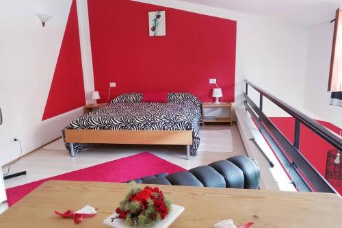 瓦雷泽Honeycomb - casa vacanze的一间卧室设有一张床和红色的墙壁