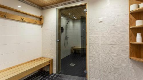 KeminmaaMotel Käpylä的浴室内带玻璃门的步入式淋浴间