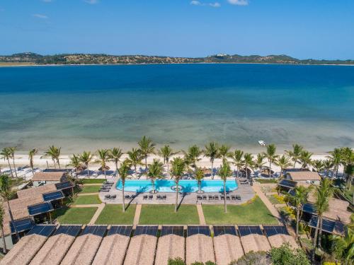 普拉伊拉多比莱尼San Martinho Hotel的享有海滩和游泳池的空中景致