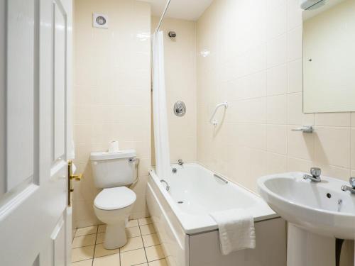 克利夫登The Woodfield Hotel的白色的浴室设有卫生间和水槽。