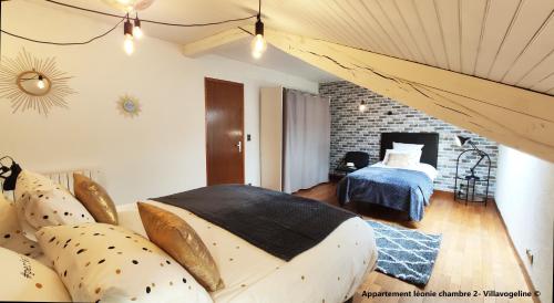 3 spacieux duplex tout confort à 200m des thermes de Bains-les-Bains dans les Vosges客房内的一张或多张床位