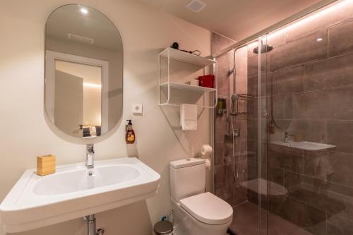 托莱多ToledoRooms VistaPark - Suites的一间带水槽、卫生间和淋浴的浴室