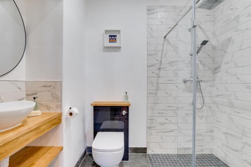巴姆博格Castle View的一间带卫生间和淋浴的浴室