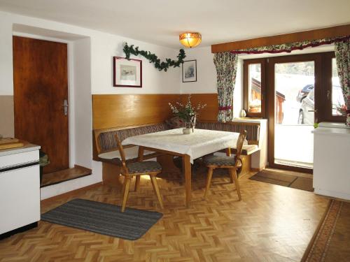 索尔登Holiday Home Willi - SOE425 by Interhome的一间厨房,里面配有桌椅