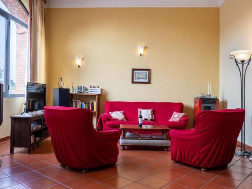 蒙卡尔沃Apartment Olivetta by Interhome的客厅配有红色椅子和桌子