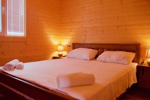 AkhmetyFinca Idoize Camping Hotel的一间卧室配有一张床,上面有两条毛巾