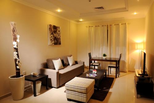 科威特莎米亚之家酒店的客厅配有沙发和桌子