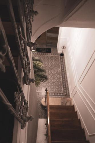 埃尔瓦斯Elvas the Queen Residence的走廊上设有楼梯,里面种植了植物