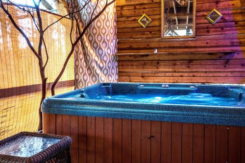 海伦The TreeHouse - Rocking Chair Deck with Hot Tub below, Walking Distance to Downtown Helen, Sleeps 5的房屋角落的按摩浴缸