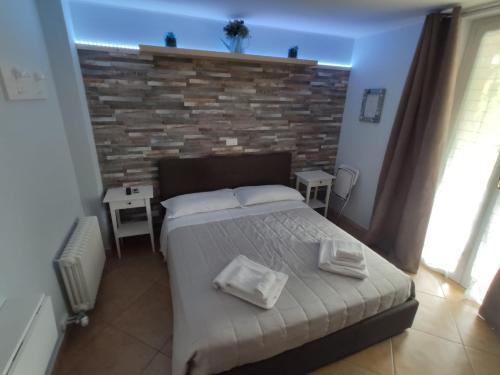 帕斯特伦戈伊尔特拉蒙多住宿加早餐旅馆的一间卧室设有一张床和砖墙