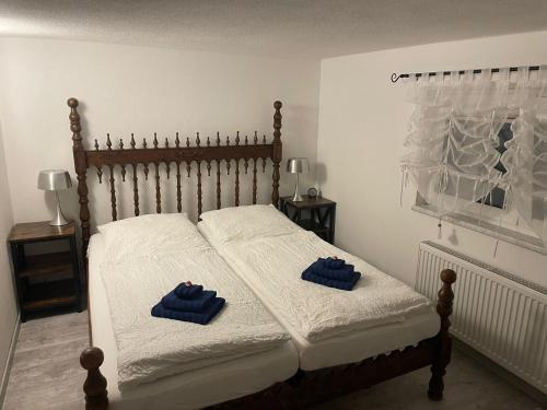 卡劳特格瑞斯赫Ferienwohnung Mutzelmann的卧室的床上有两条蓝色的毛巾