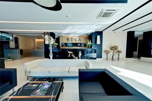 阿达纳Riva Reşatbey Luxury Hotel的客厅配有白色的沙发和桌子