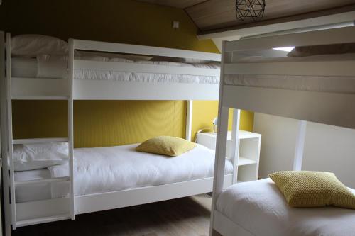Vakantiehuis Ooglée客房内的一张或多张双层床