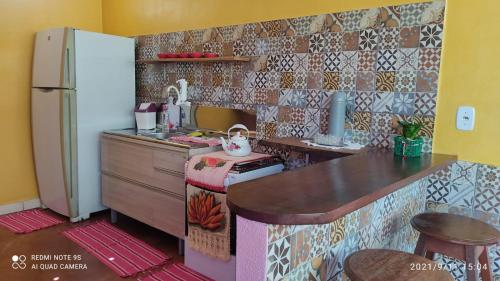 阿尔特杜尚Casa aconchegante em alter的厨房配有炉灶和冰箱。