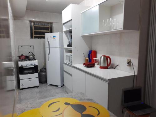 圣安娜-利弗拉门图Sobrado Livramento Rivera Diaria的小厨房配有白色冰箱和桌子