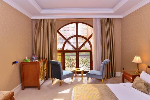 巴库Lake Palace Baku的酒店客房设有一张床和一个大窗户