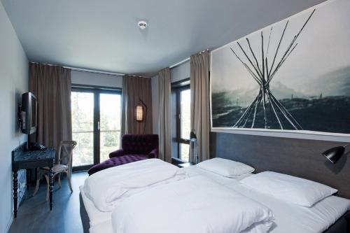 Noresund诺乐吉尔滑雪及Spa酒店的酒店客房设有两张床,墙上挂有绘画作品