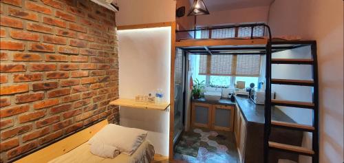 米里Tiny Home的一间设有砖墙和一张双层床的客房