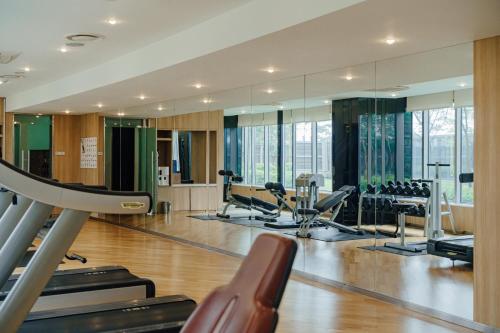 首尔LOTTE City Hotel Gimpo Airport的健身房设有跑步机、椭圆机和镜子