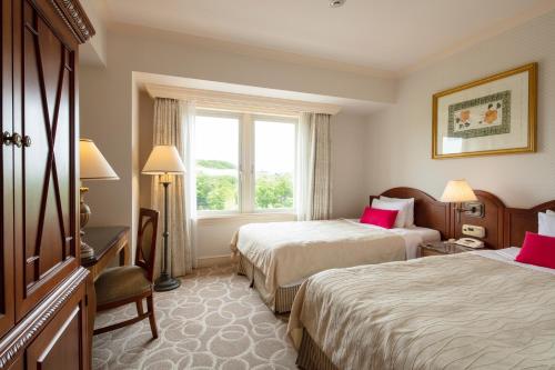 仙台仙台皇家公园酒店的酒店客房设有两张床和窗户。