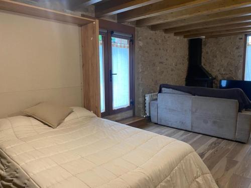 UrusLoft Cal Pedrals的卧室设有一张白色大床和一扇窗户。