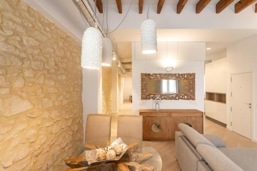 阿利坎特Luxury Rental Spain的用餐室和带石墙的客厅