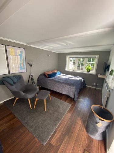 卡尔马Bästa läget i Kalmarsundsparken的一间卧室配有一张床、一张桌子和一把椅子