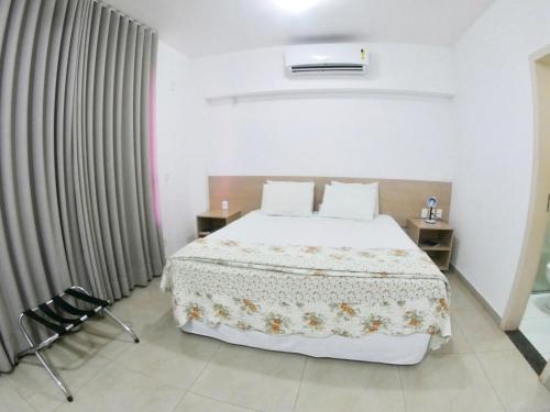 帕尔马斯雅拉堡酒店的一间卧室配有一张带白色床罩的床