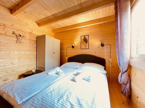 KamminkeInselglück Usedom的小木屋内一间卧室,配有一张床