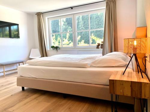 安纳贝格-伦格茨Haigis Lodge的一间卧室设有一张大床和窗户