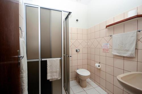 邦比尼亚斯坎托达斯佩德拉斯旅馆的带淋浴、卫生间和盥洗盆的浴室