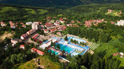 乔阿久拜AIDA Hotel spa & tratament的享有带游泳池的度假村的空中景致