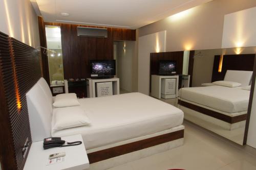 纳塔尔齐拉德雅丁姆拉鲁汽车旅馆（仅成人）的酒店客房设有两张床和两台电视。