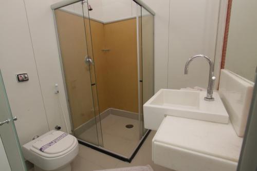 纳塔尔齐拉德雅丁姆拉鲁汽车旅馆（仅成人）的带淋浴、卫生间和盥洗盆的浴室