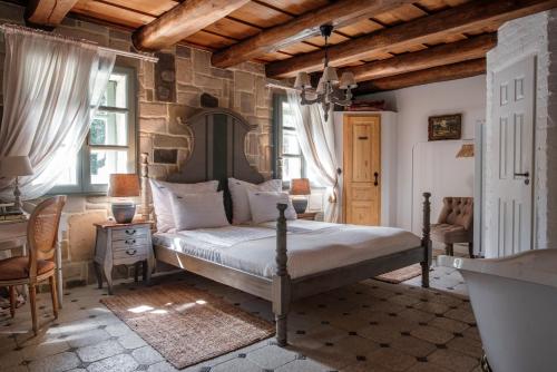 考波尔奇Hazai Provence的卧室配有一张床、一张书桌和窗户。