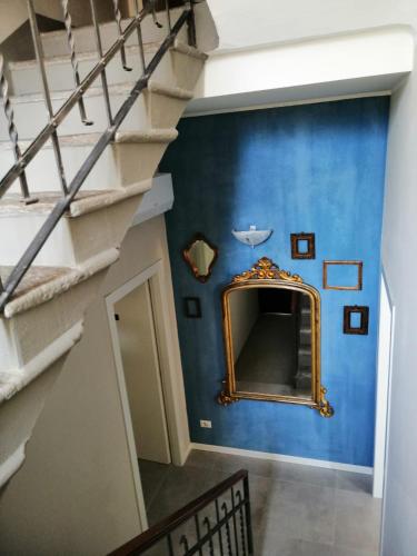 蒙扎Al Giardino Segreto的带有蓝色墙壁和镜子的楼梯