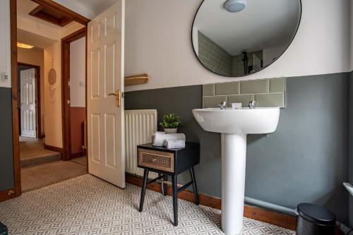 阿尼克The Bottles Lodge的浴室设有水槽和墙上的镜子