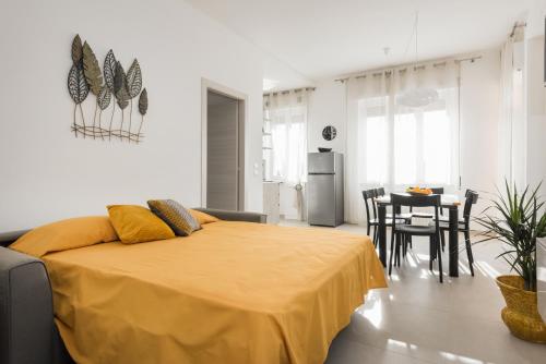 维罗纳Civico40 Luminoso appartamento con balconi e garage privato的一间卧室配有一张黄色毯子床