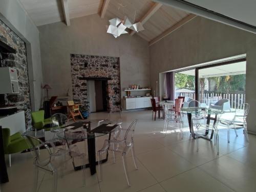 卡塔尼亚西亚拉比斯卡里住宿加早餐旅馆的一间设有玻璃桌和椅子的用餐室